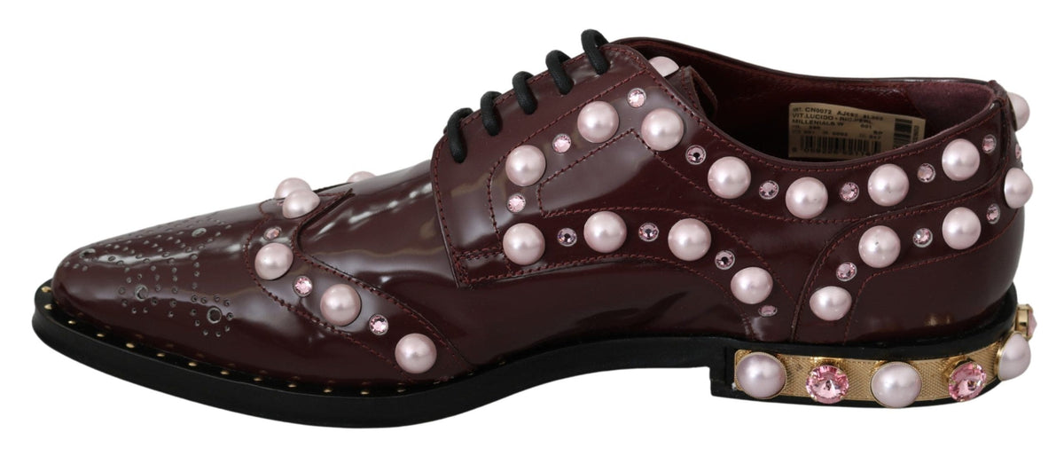 Elegantes zapatos planos burdeos con cordones, perlas y cristales de Dolce &amp; Gabbana