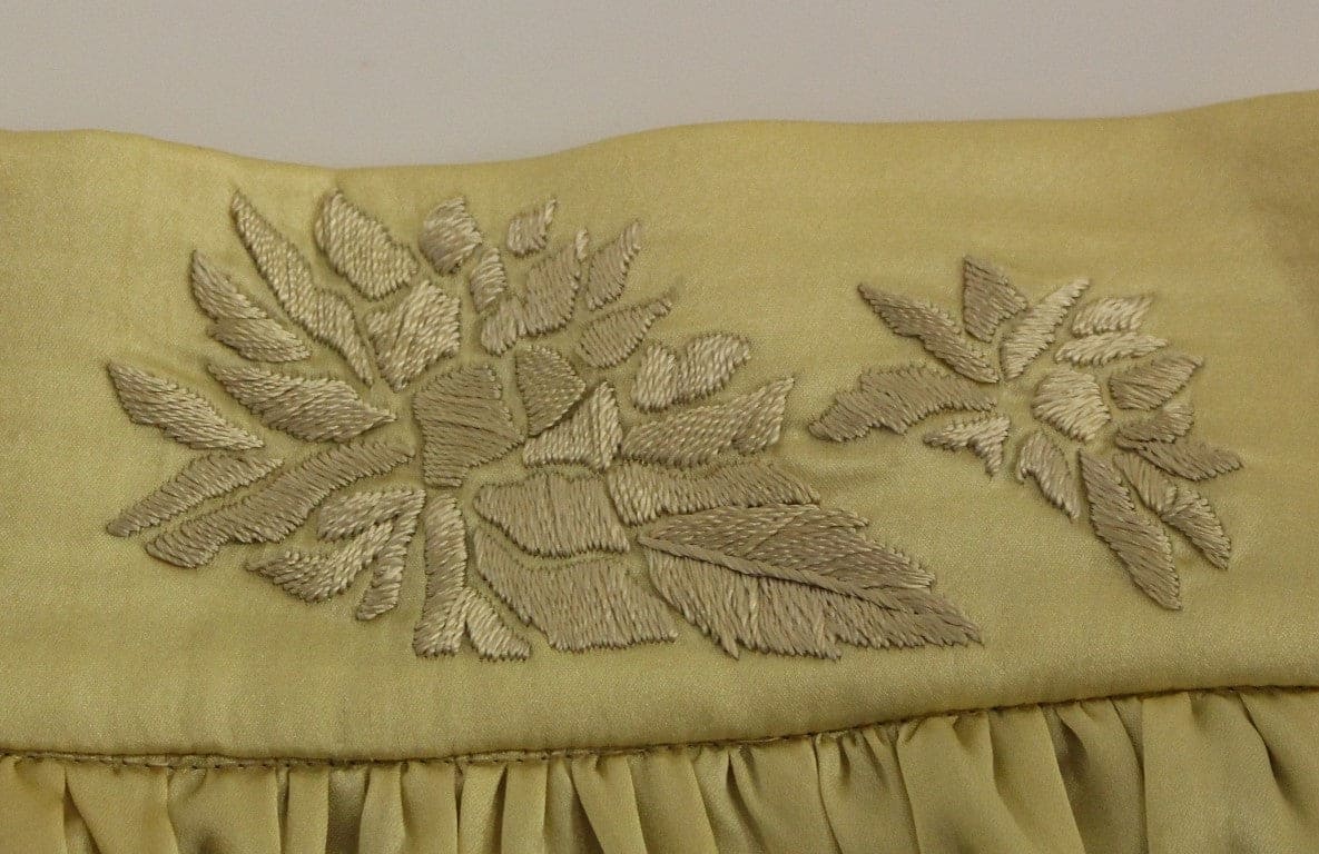 Minifalda elegante con bordados florales en beige de Andrea Incontri