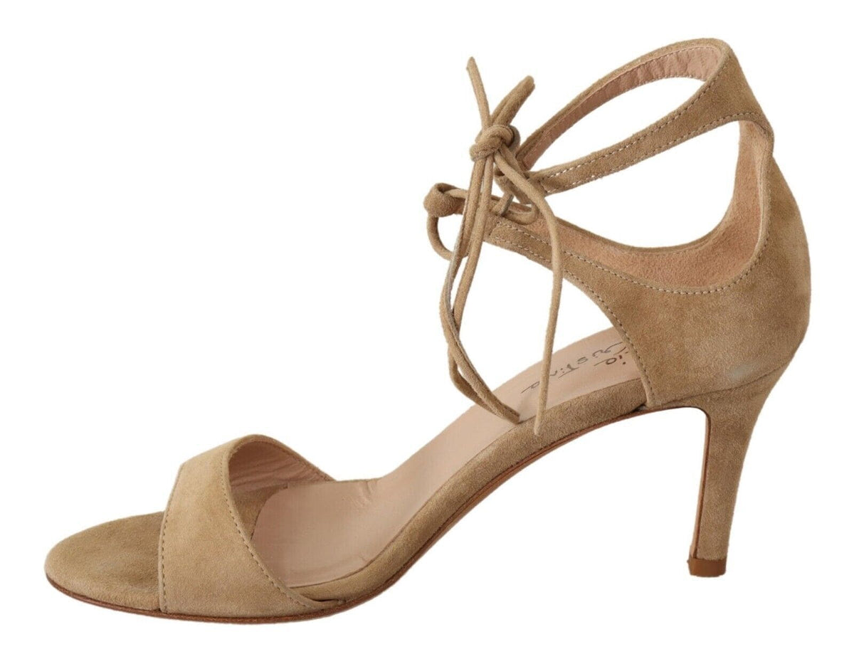 Elegantes tacones de ante beige con tiras en el tobillo de Maria Christina