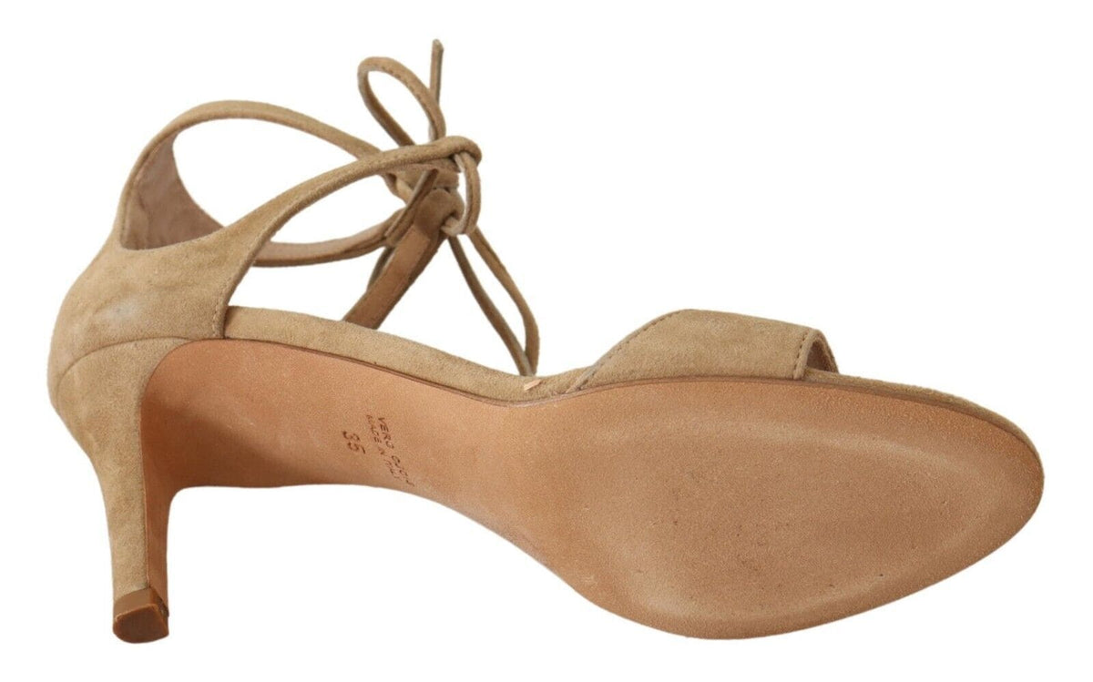 Elegantes tacones de ante beige con tiras en el tobillo de Maria Christina