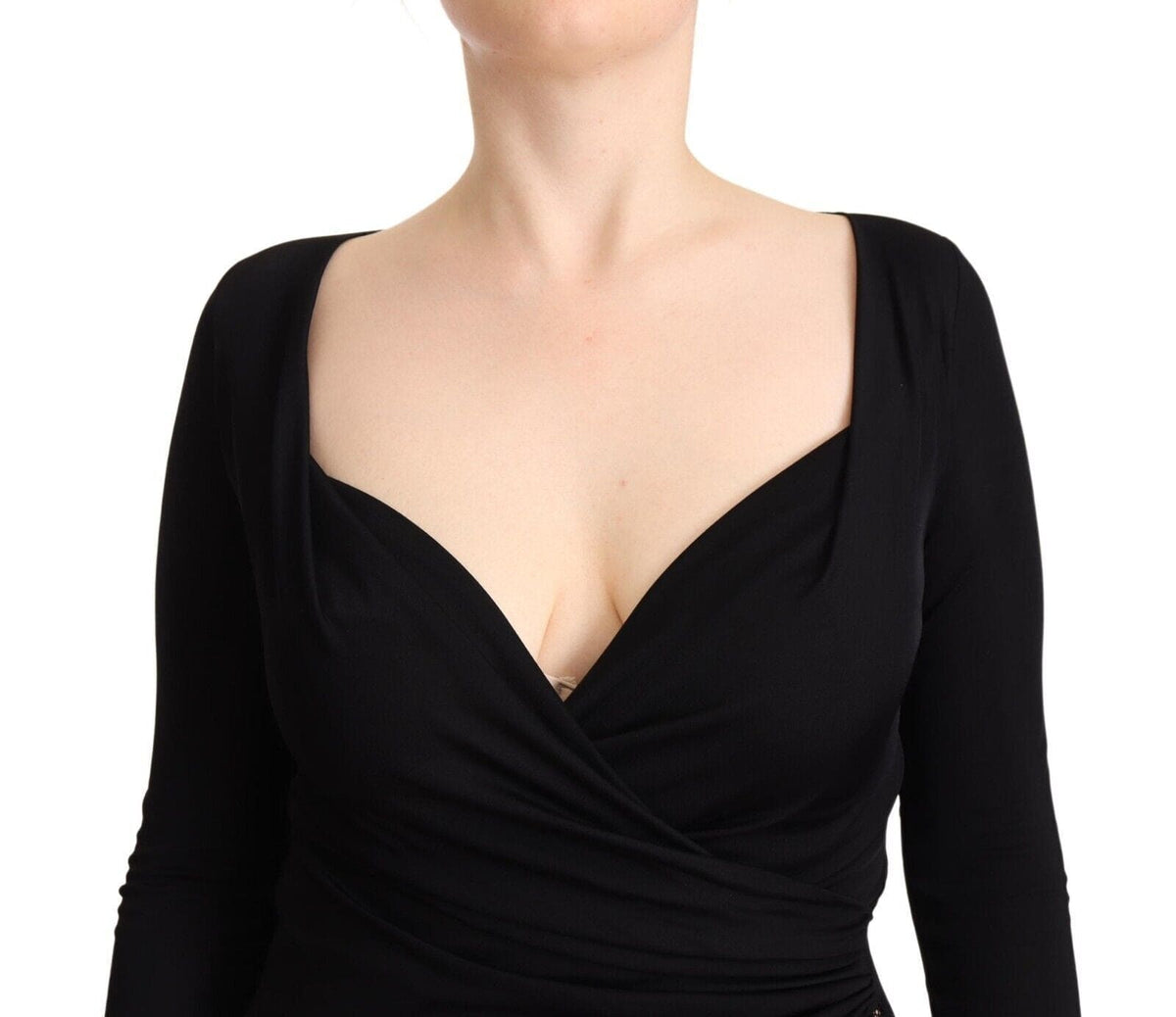 Vestido tubo elegante negro con escote en forma de corazón de GF Ferre