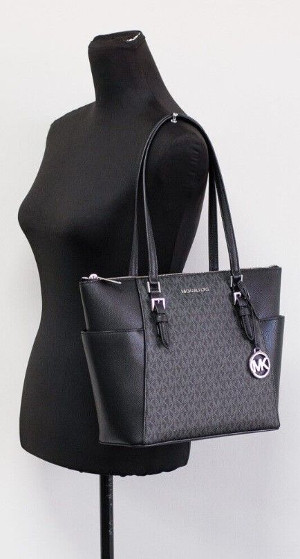 Bolso de mano grande con cremallera superior de piel de PVC negra Charlotte de Michael Kors