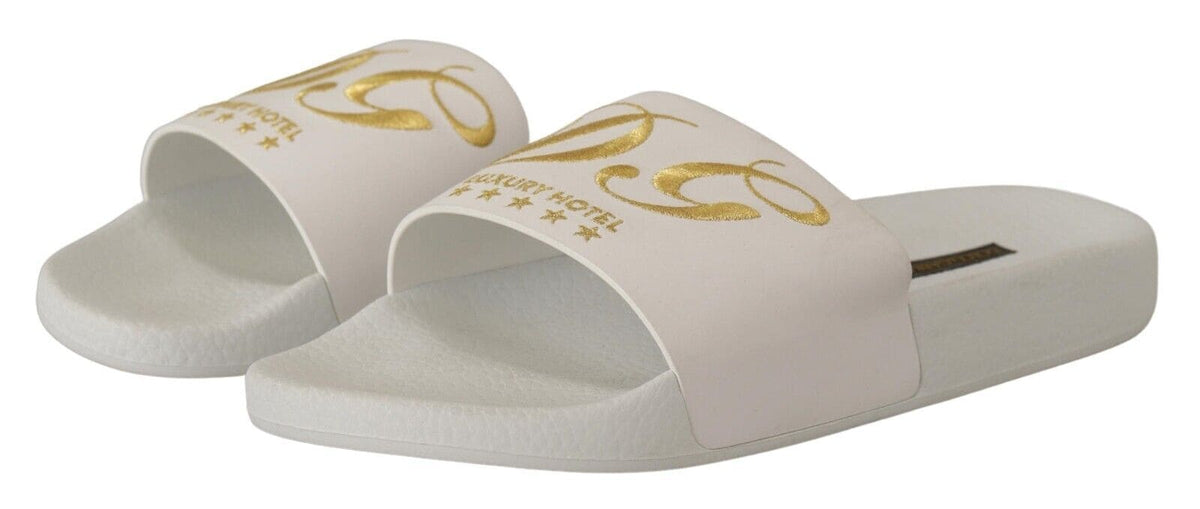 Sandalias elegantes de piel blanca con bordados dorados de Dolce &amp; Gabbana