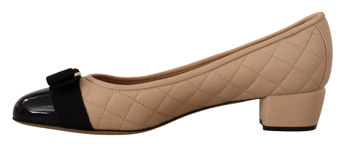 Escarpins élégants en cuir matelassé Salvatore Ferragamo en beige et noir