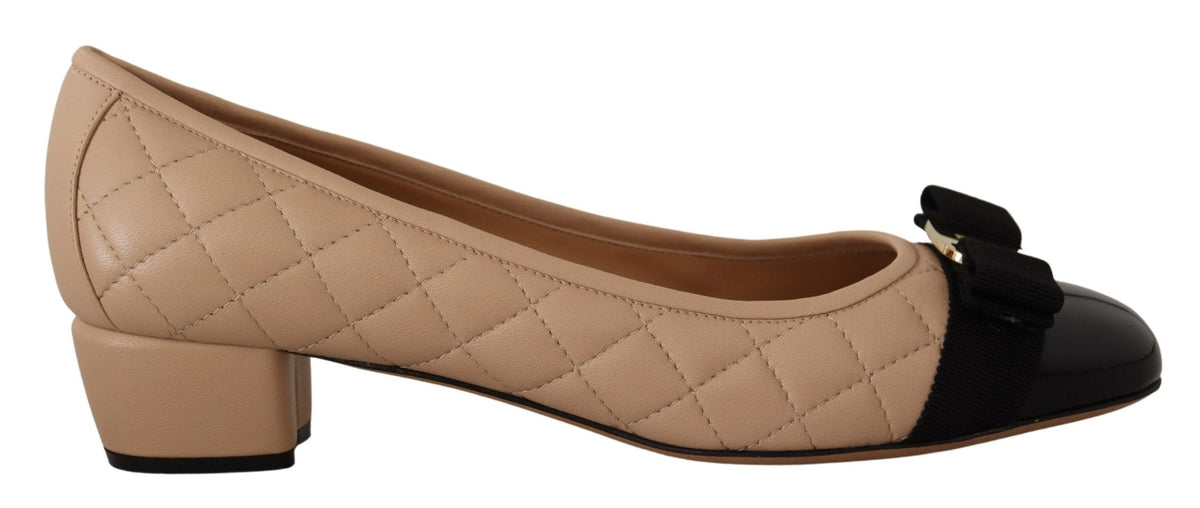 Escarpins élégants en cuir matelassé Salvatore Ferragamo en beige et noir