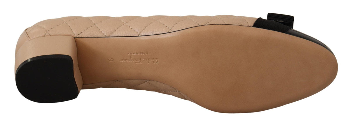 Escarpins élégants en cuir matelassé Salvatore Ferragamo en beige et noir