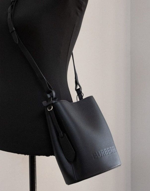 Bolso bandolera tipo cubo de piel granulada negra pequeña Lorne de Burberry