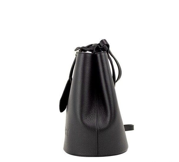 Bolso bandolera tipo cubo de piel granulada negra pequeña Lorne de Burberry