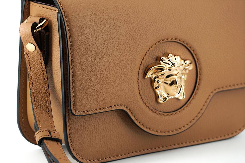 Elegante bolso de hombro de piel de becerro de Versace en color marrón