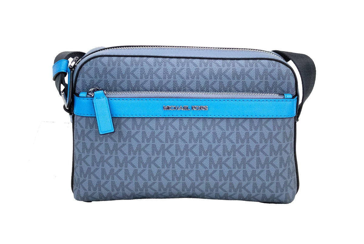 Bolso bandolera utilitario pequeño de PVC con múltiples firmas en denim Michael Kors Cooper