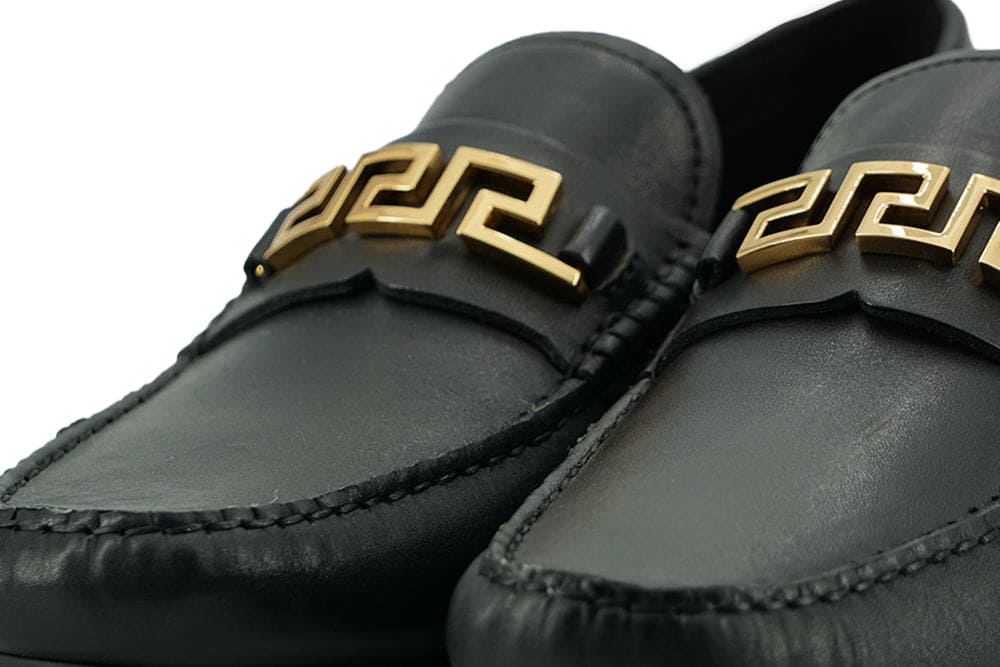 Mocassins Versace pour hommes en cuir de veau noir élégant