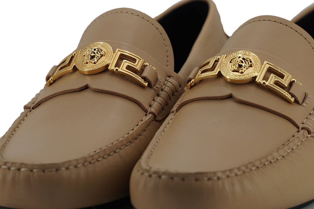 Mocasines de piel en tono dorado con diseño de Medusa de Versace