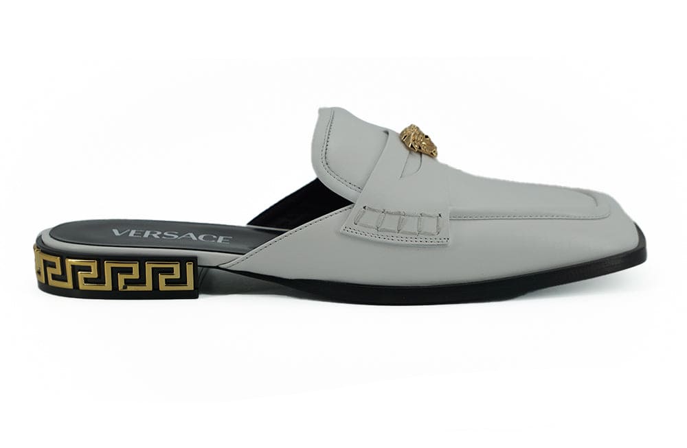 Sandalias planas elegantes de cuero blanco de Versace