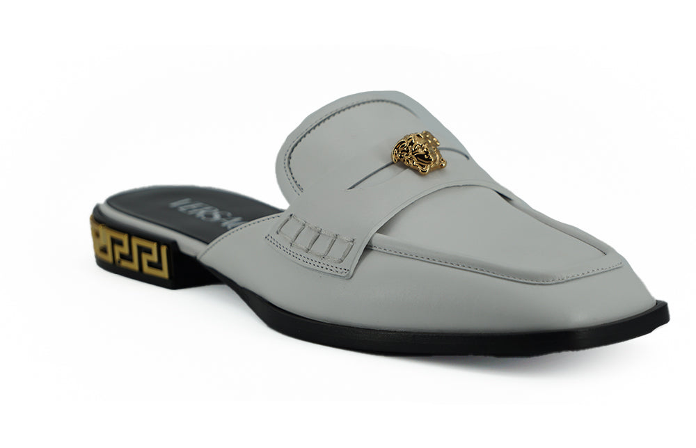 Sandalias planas elegantes de cuero blanco de Versace