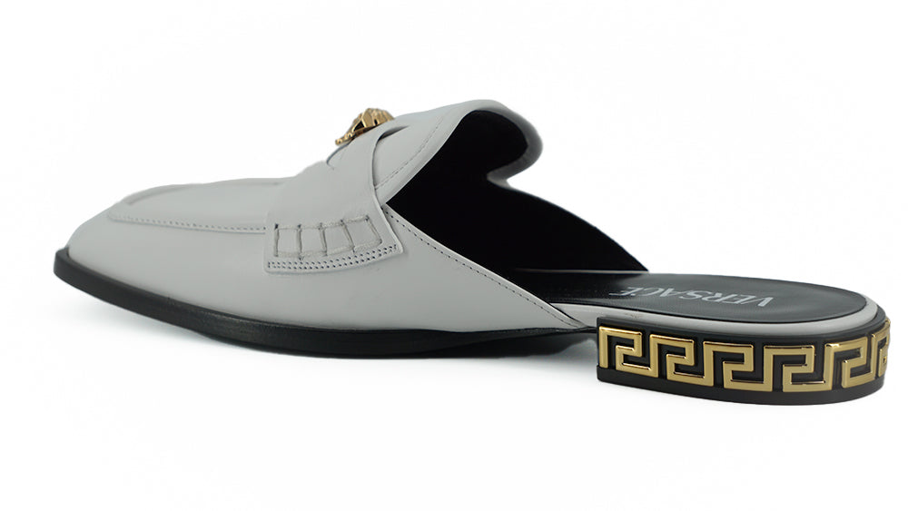 Sandalias planas elegantes de cuero blanco de Versace