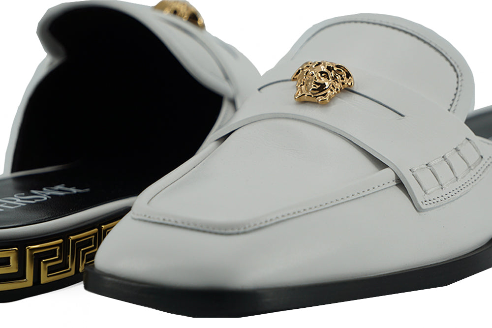 Sandalias planas elegantes de cuero blanco de Versace