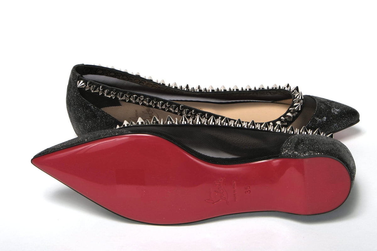 Zapato de punta plana en color negro y plateado de Christian Louboutin