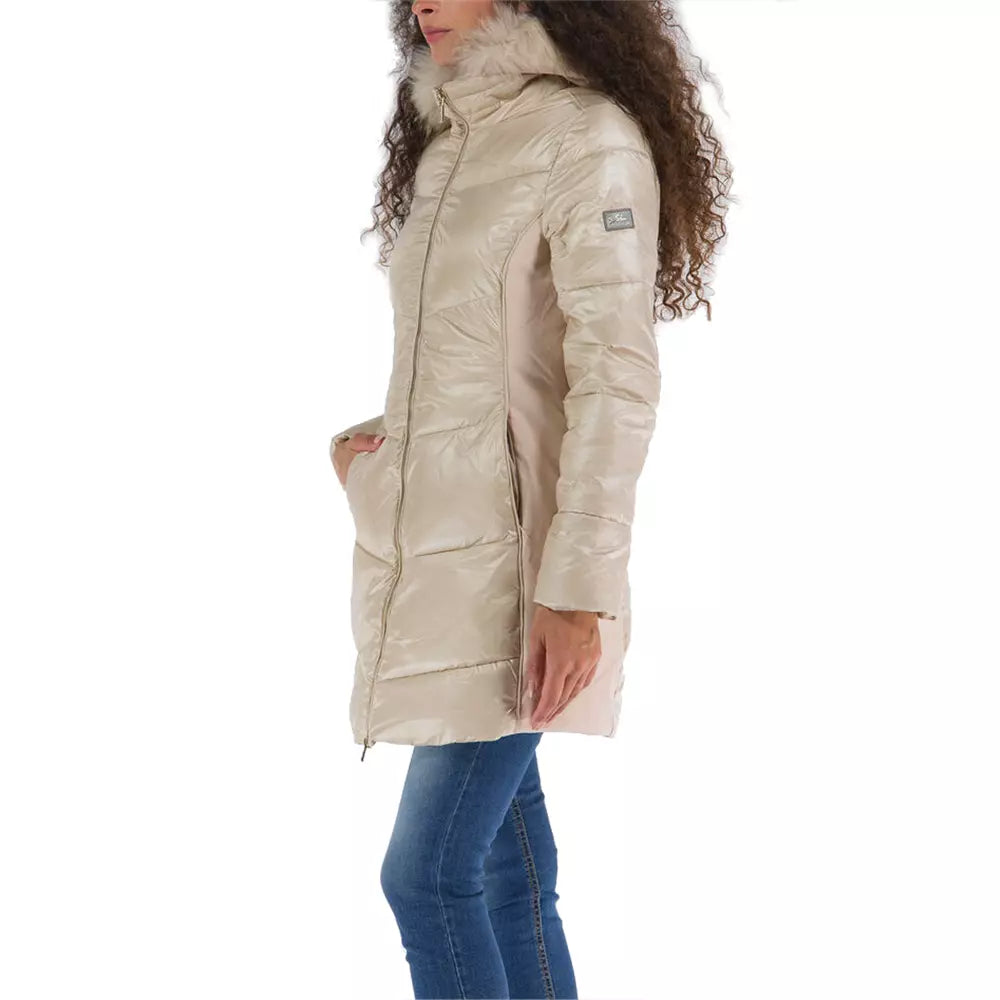 Chaqueta acolchada elegante color beige con capucha de piel Yes Zee