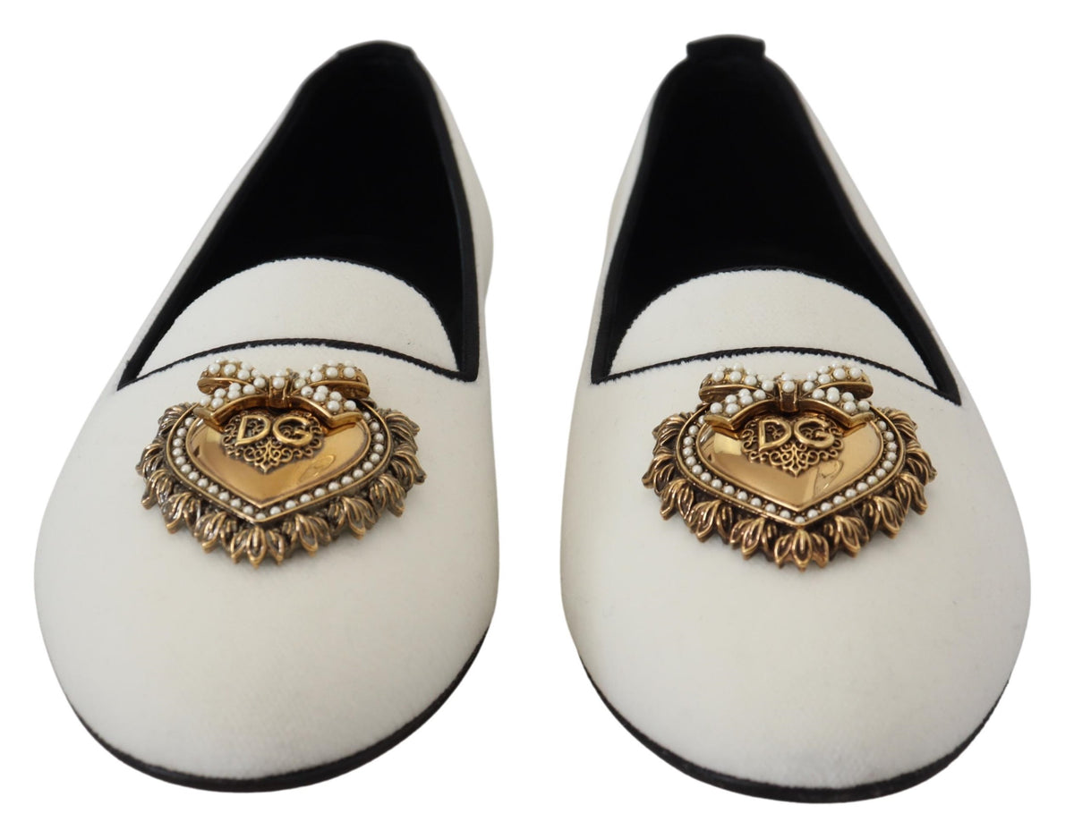 Elegantes mocasines de terciopelo blanco con detalle de corazón dorado de Dolce &amp; Gabbana