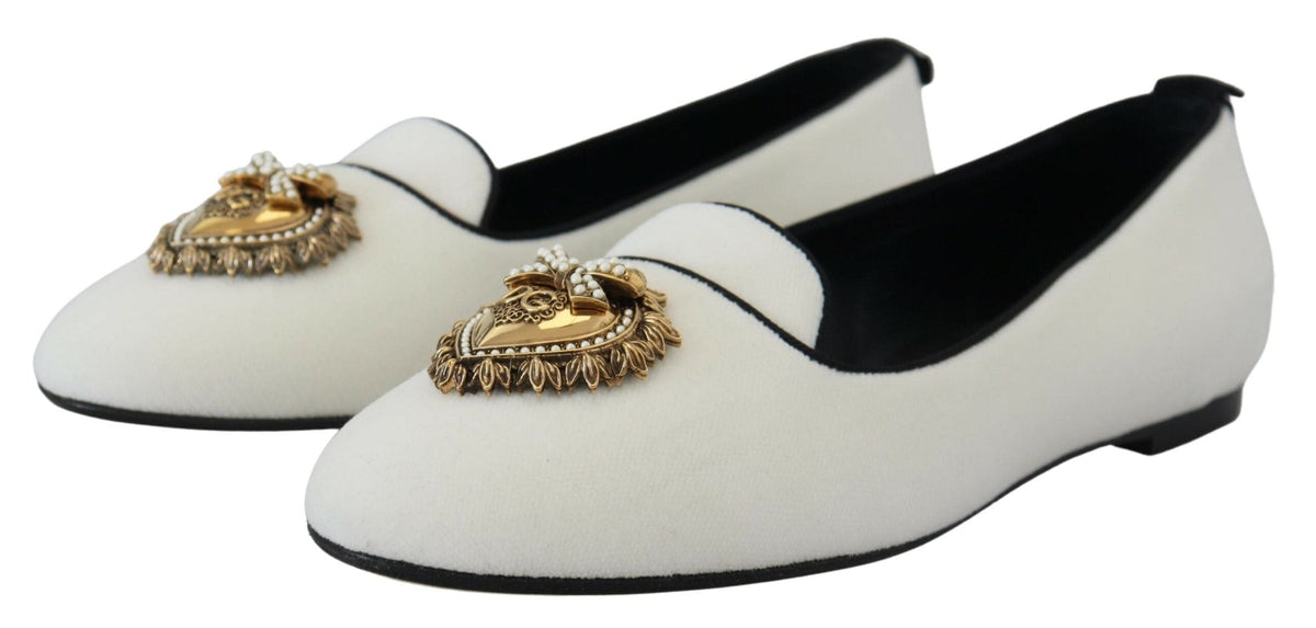 Mocassins élégants en velours blanc Dolce &amp; Gabbana avec détail cœur doré