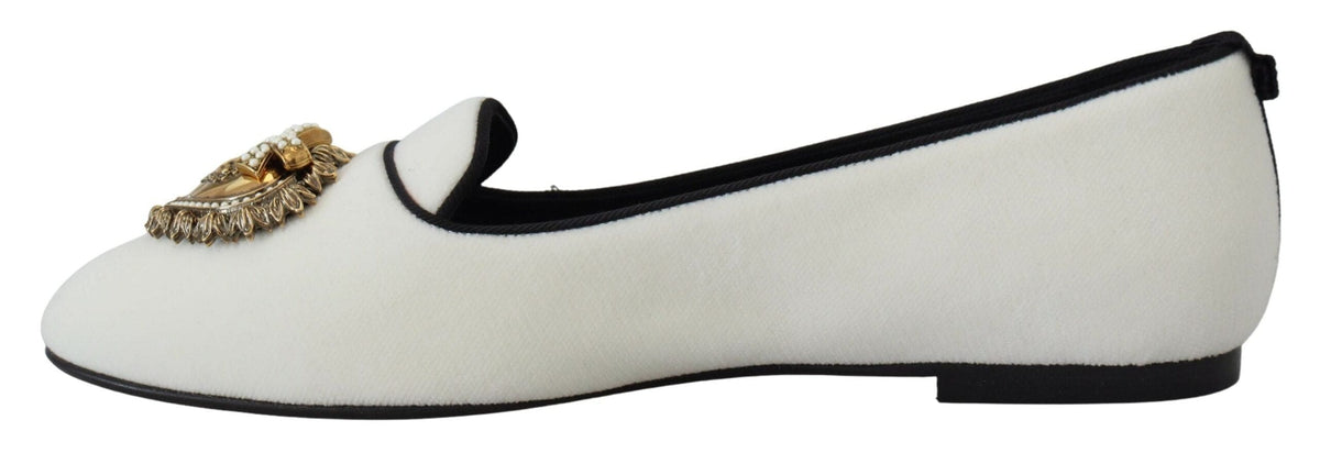 Mocassins élégants en velours blanc Dolce &amp; Gabbana avec détail cœur doré