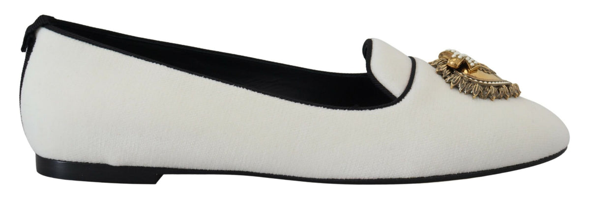 Mocassins élégants en velours blanc Dolce &amp; Gabbana avec détail cœur doré