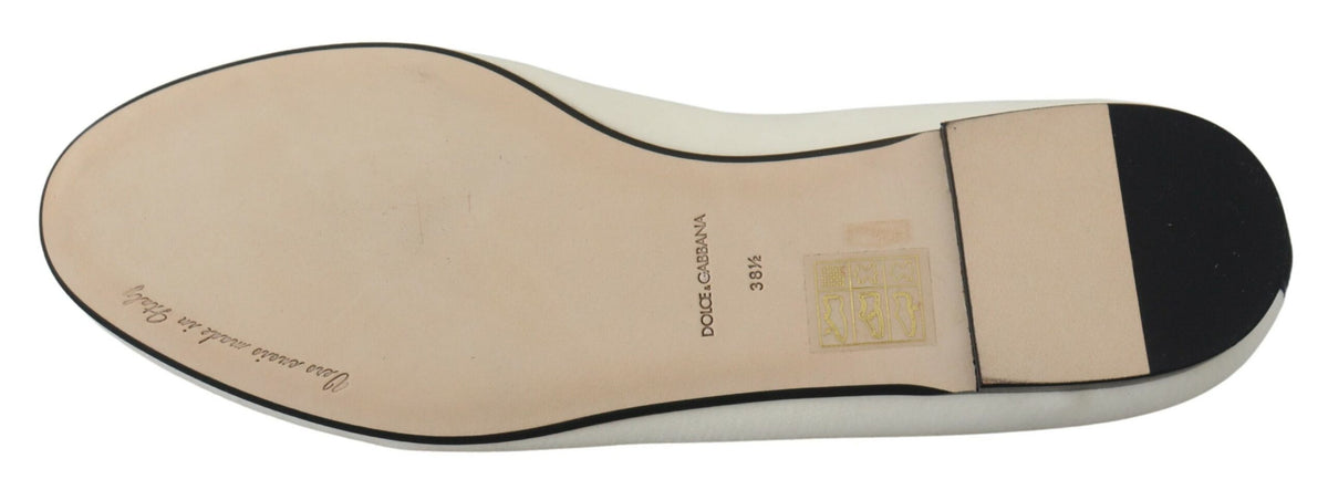 Mocassins élégants en velours blanc Dolce &amp; Gabbana avec détail cœur doré