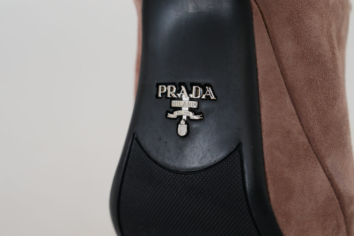 Tacones elegantes de ante rosa oscuro de Prada