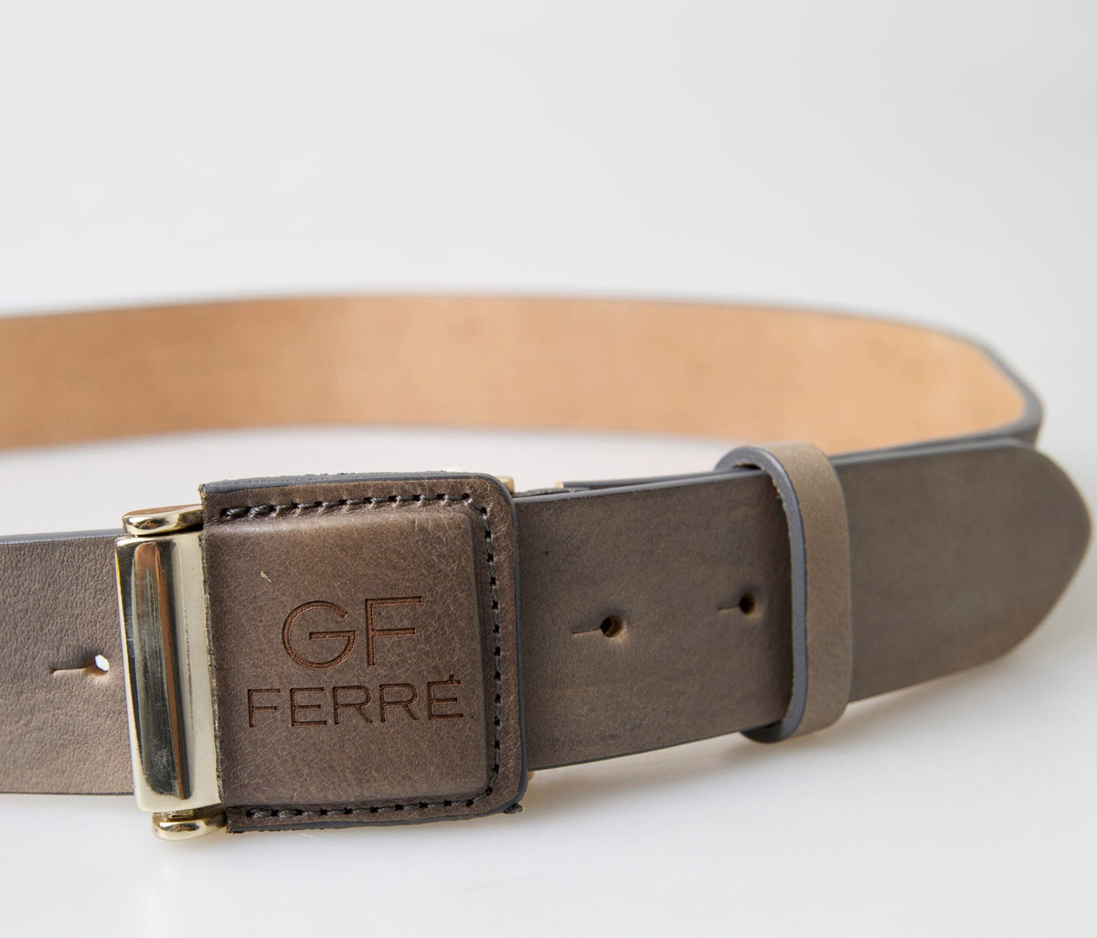 Ceinture élégante en cuir avec boucle gravée GF Ferre