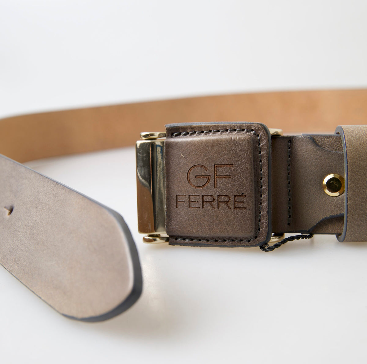 Ceinture élégante en cuir avec boucle gravée GF Ferre