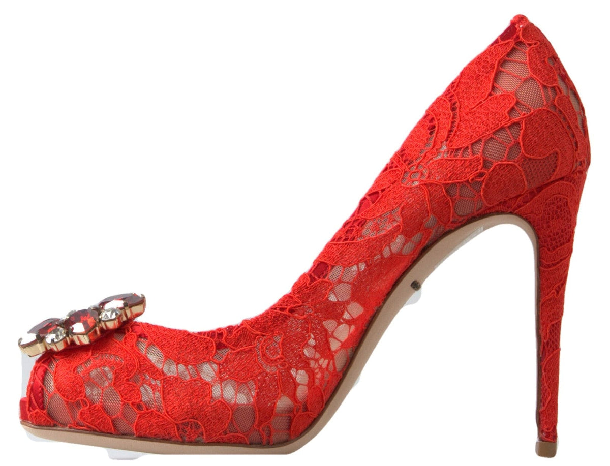 Tacones elegantes de encaje rojo con adornos de cristal de Dolce &amp; Gabbana