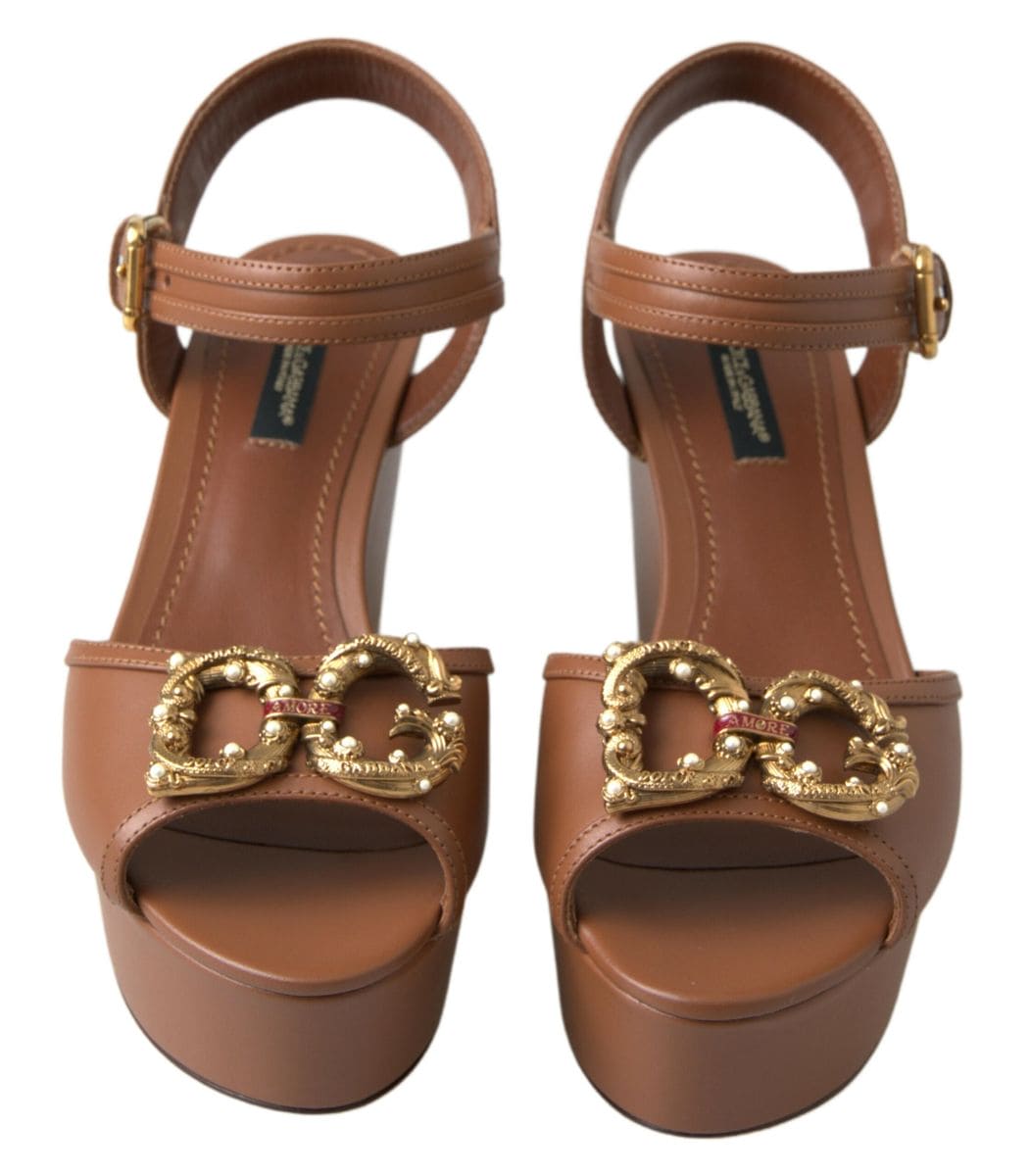 Sandalias con cuña y tiras al tobillo de piel marrón elegantes de Dolce &amp; Gabbana