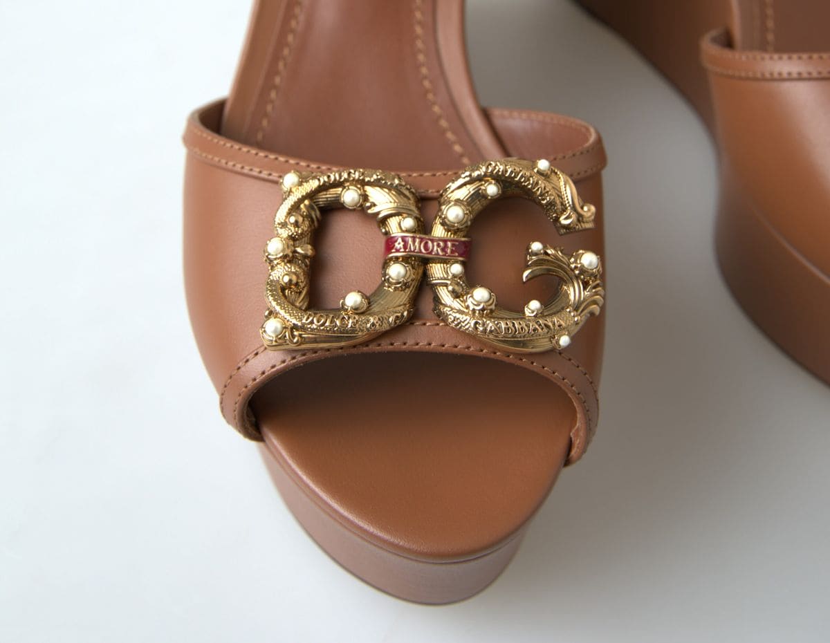 Sandalias con cuña y tiras al tobillo de piel marrón elegantes de Dolce &amp; Gabbana