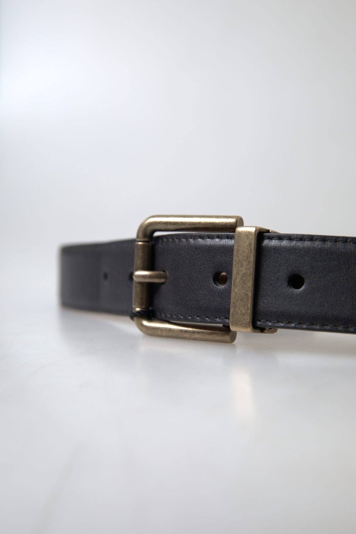 Ceinture élégante en cuir noir Dolce &amp; Gabbana avec boucle en métal