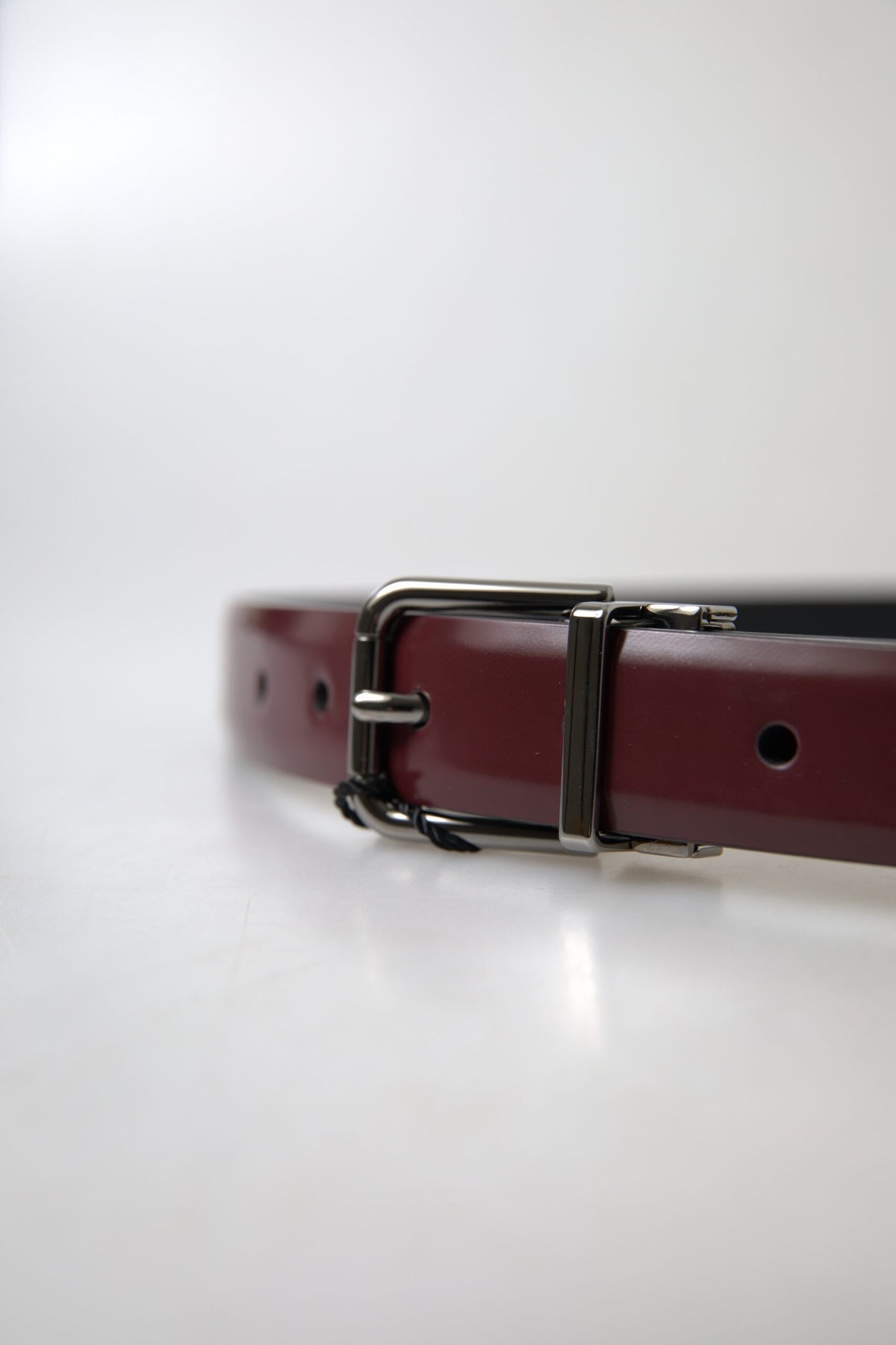 Ceinture élégante en cuir bordeaux Dolce &amp; Gabbana avec boucle en métal