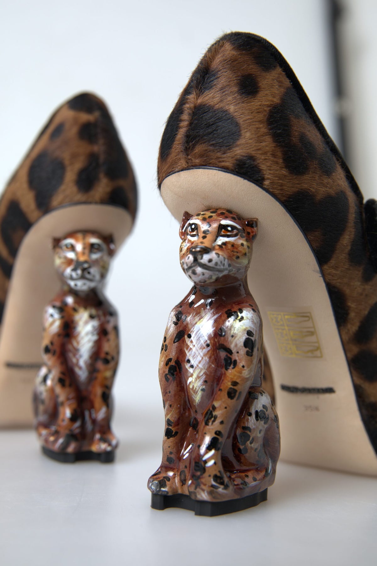 Elegantes zapatos de tacón de leopardo de Dolce &amp; Gabbana para una sofisticación chic