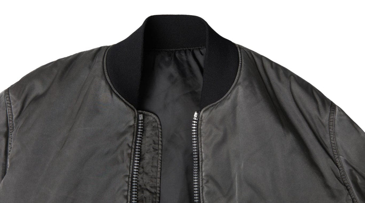 MM6 Maison Margiela Elegante chaqueta bomber gris con cierre de cremallera completo