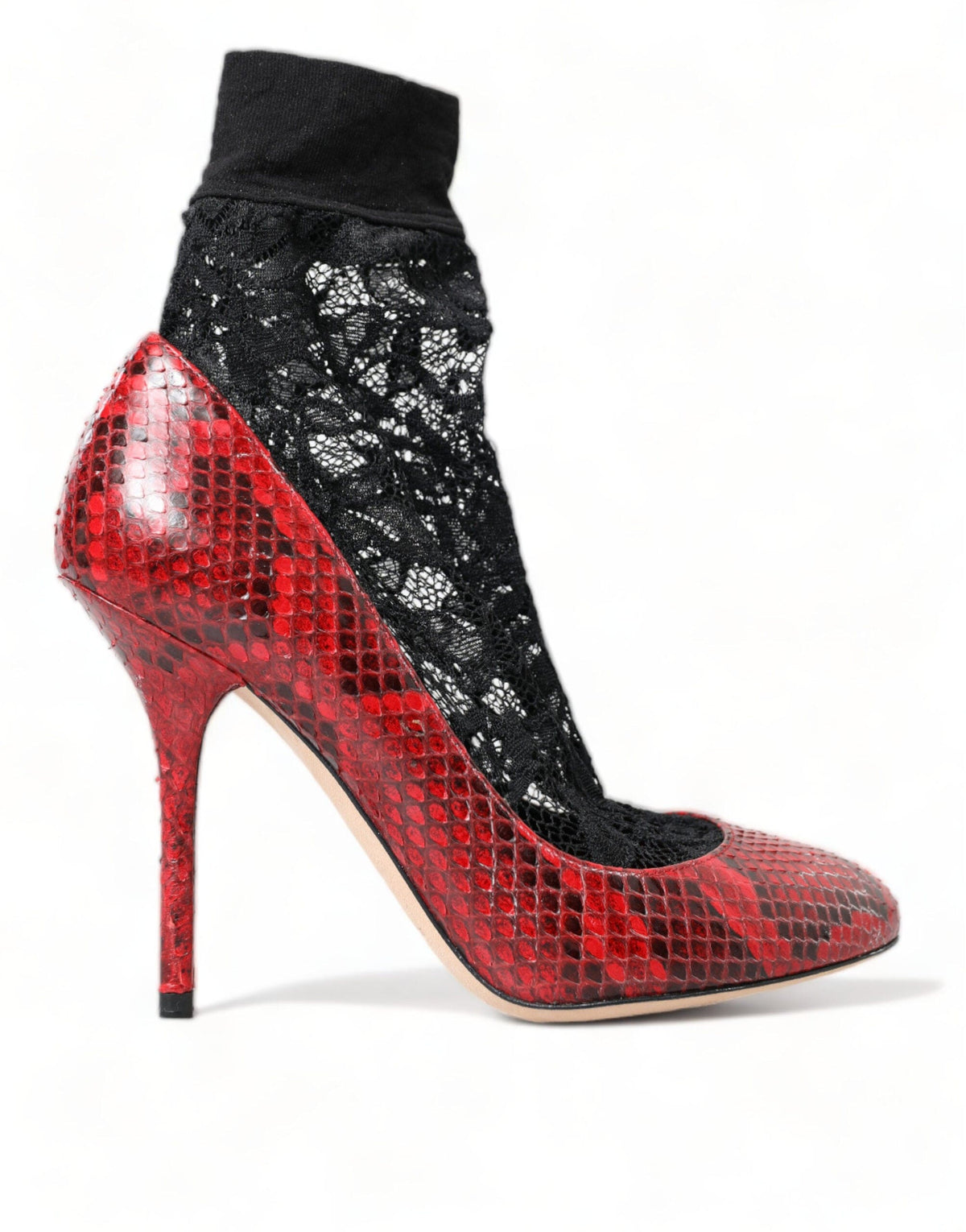 Zapatos de tacón de piel de serpiente con puntera de almendra roja y calcetines de encaje de Dolce &amp; Gabbana