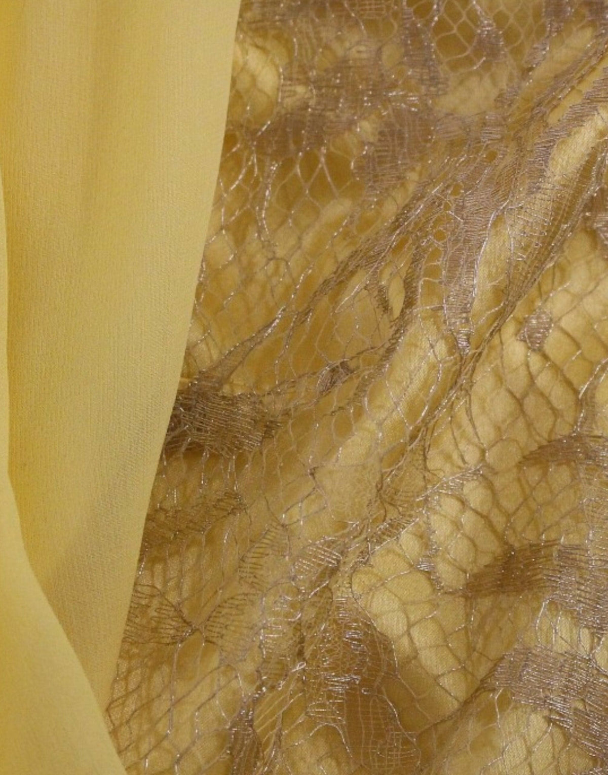 Minivestido de encaje amarillo adornado con cristales de Dolce &amp; Gabbana