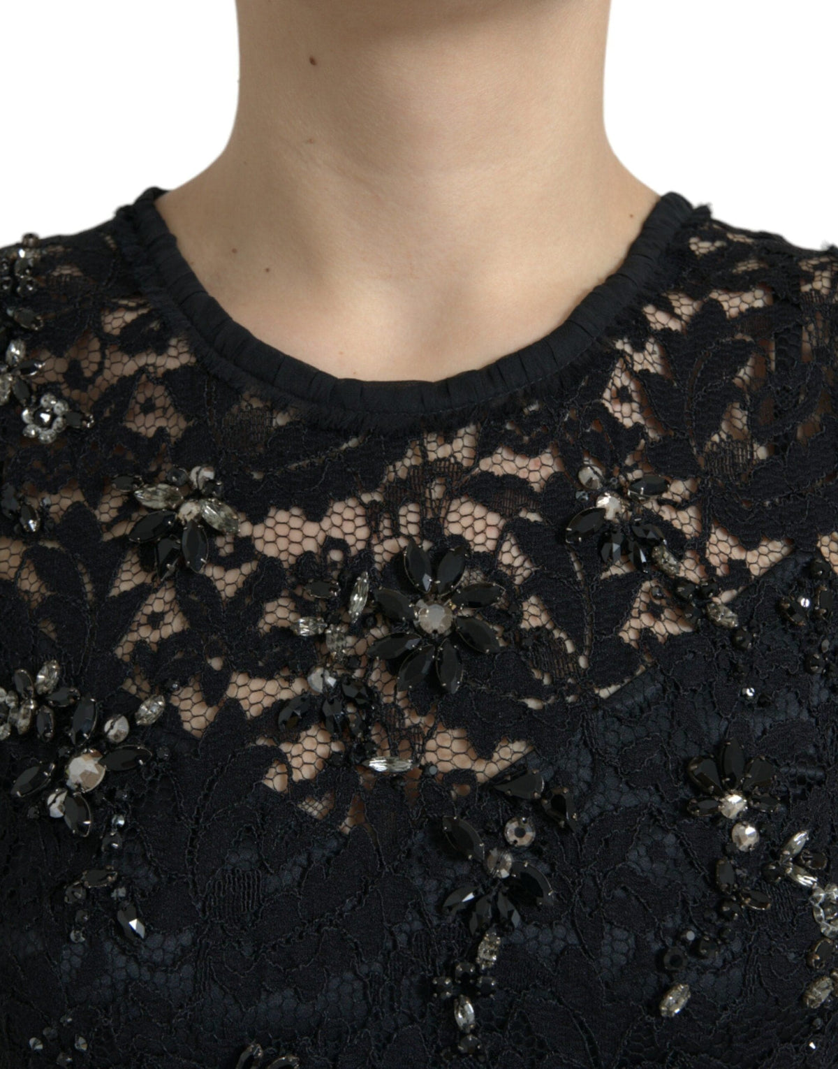 Vestido tubo con encaje floral y cristales en negro de Dolce &amp; Gabbana