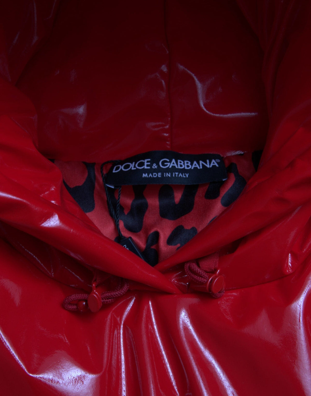 Chaqueta corta elegante y brillante en rojo de Dolce &amp; Gabbana