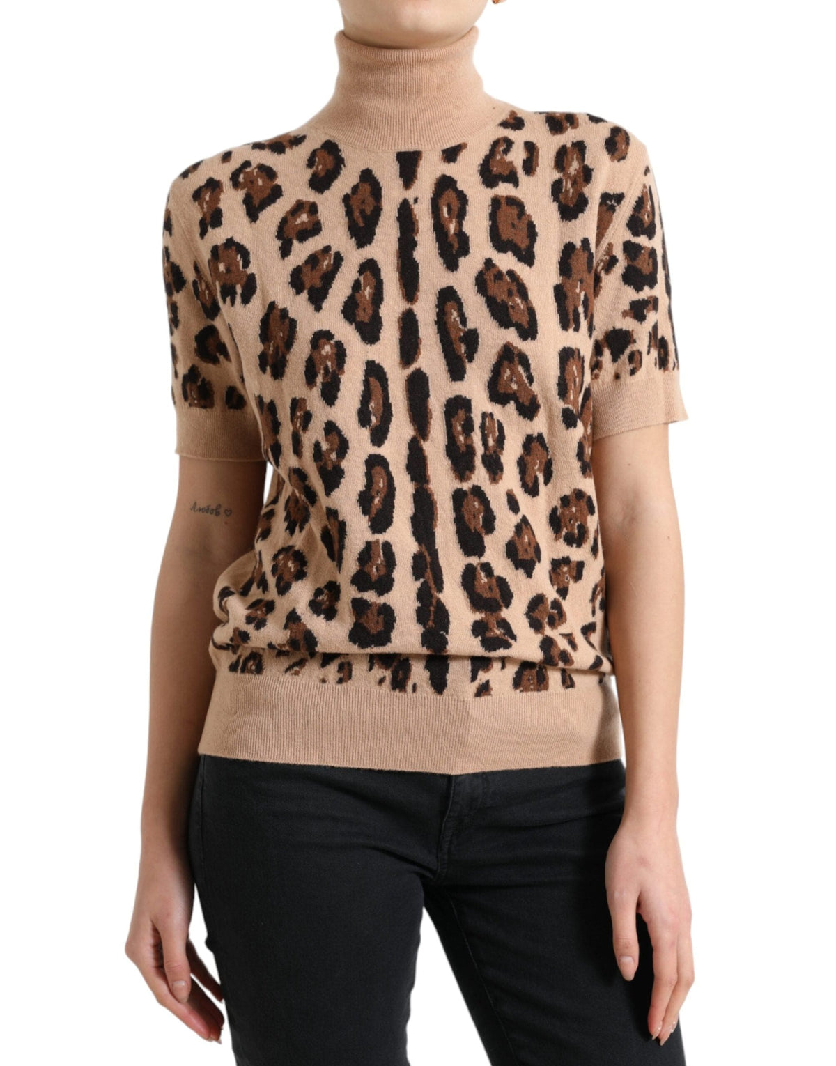 Elegante top de cuello alto de lana con estampado de leopardo en beige de Dolce &amp; Gabbana