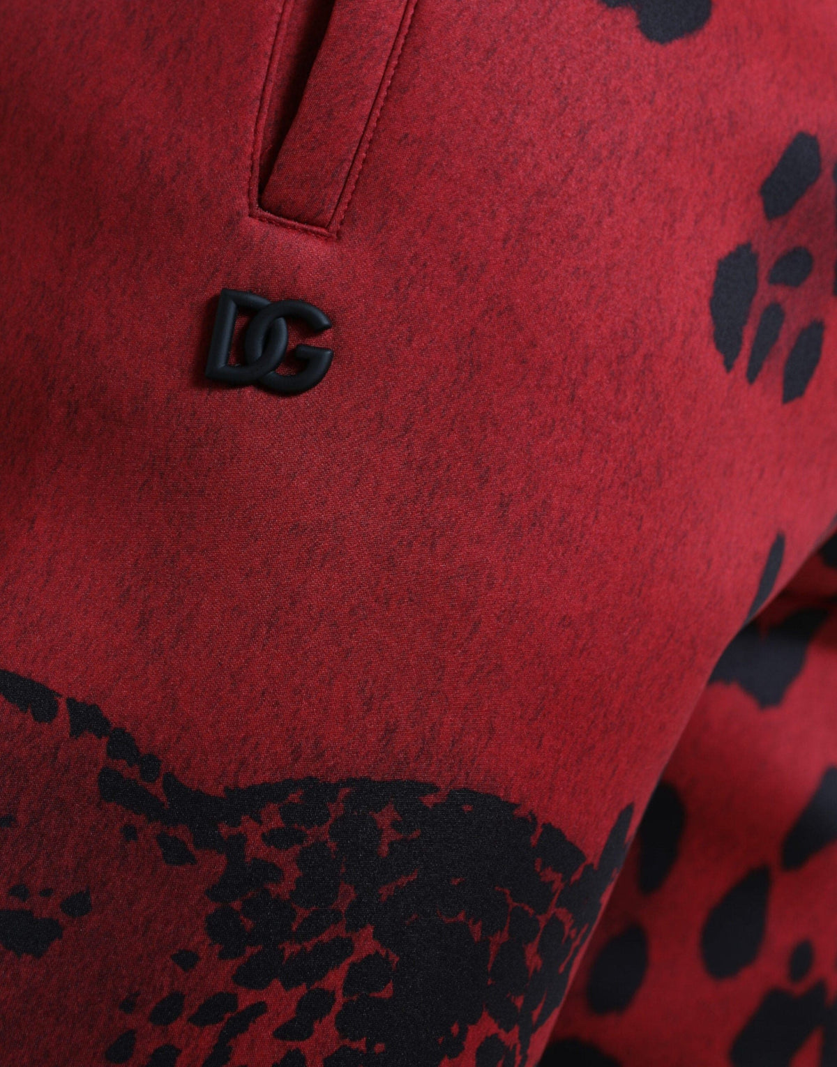 Pantalones deportivos elegantes con estampado de leopardo en rojo y negro de Dolce &amp; Gabbana