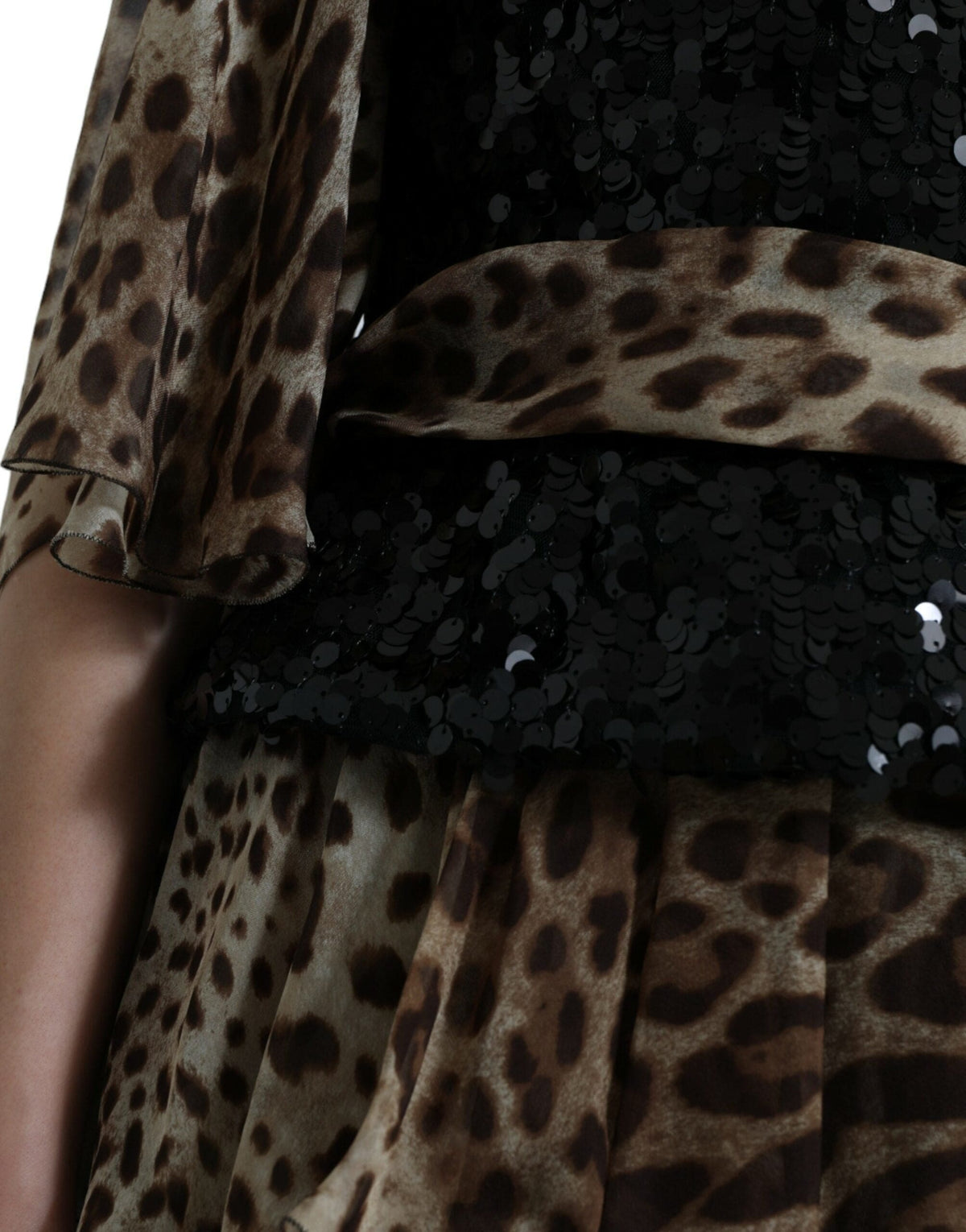 Vestido elegante con capas de lentejuelas y estampado de leopardo de Dolce &amp; Gabbana