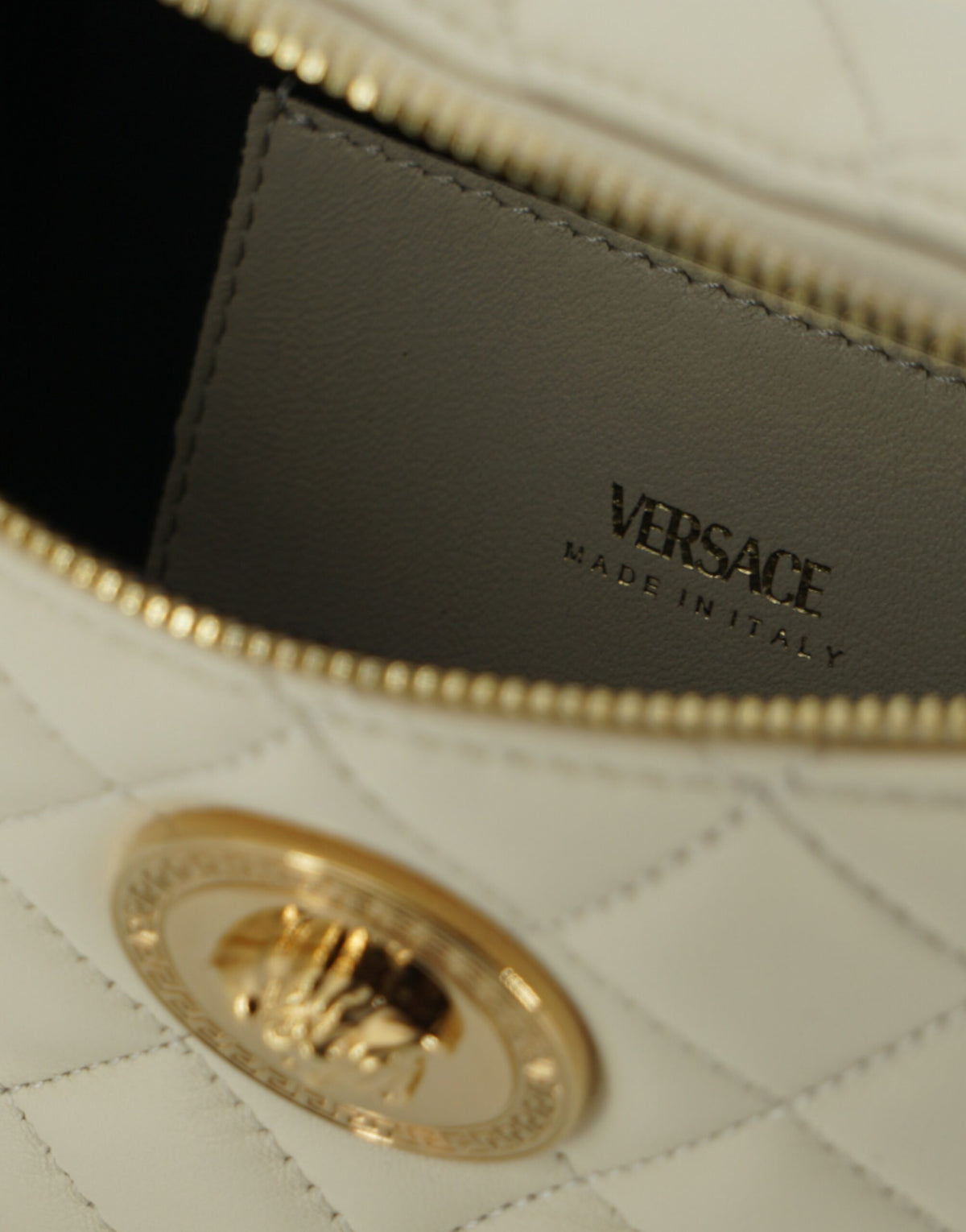 Elegante bolso con cinturón de piel de cordero blanca de Versace