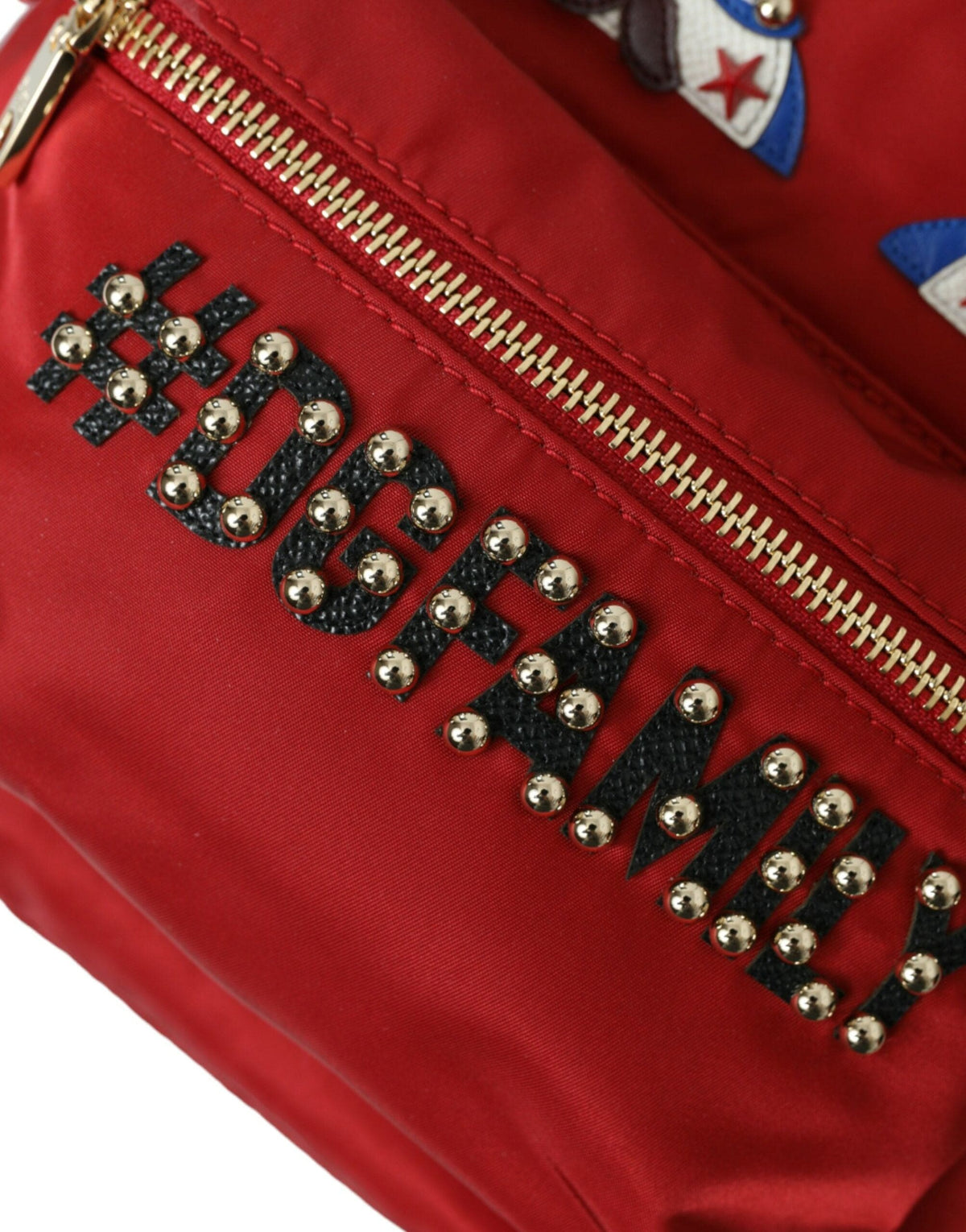 Mochila roja adornada con detalles dorados de Dolce &amp; Gabbana