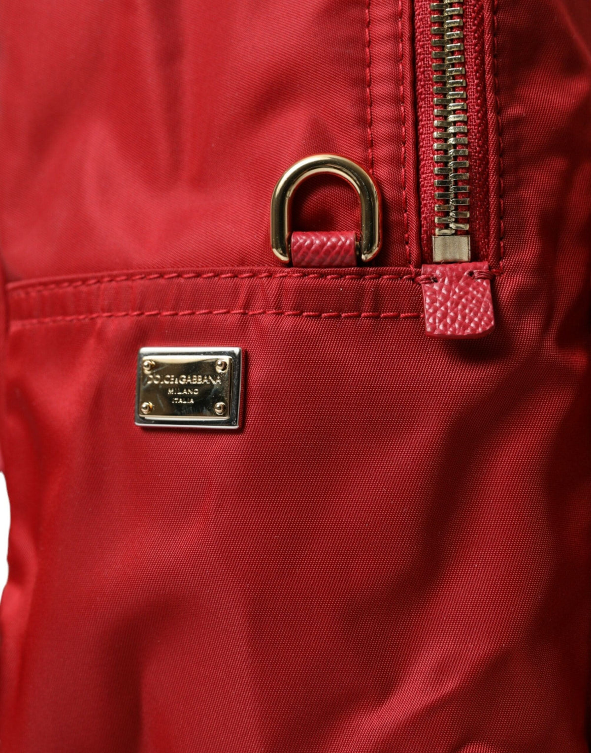 Mochila roja adornada con detalles dorados de Dolce &amp; Gabbana