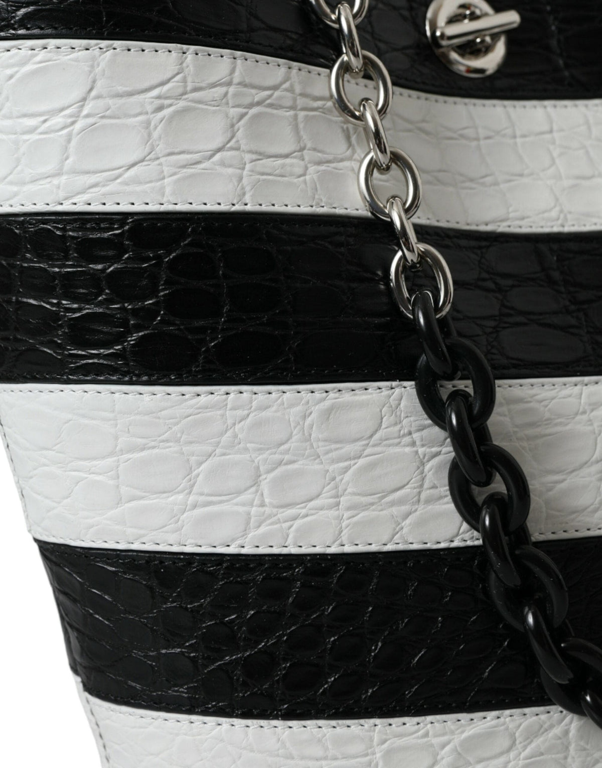 Sac seau maxi en cuir de crocodile chic de Balenciaga