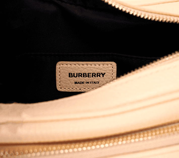 Bolso bandolera para cámara de piel granulada en color rosa melocotón de la marca Burberry