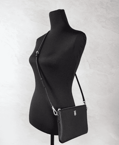 Bolso bandolera de piel negra con monograma Peyton de Burberry